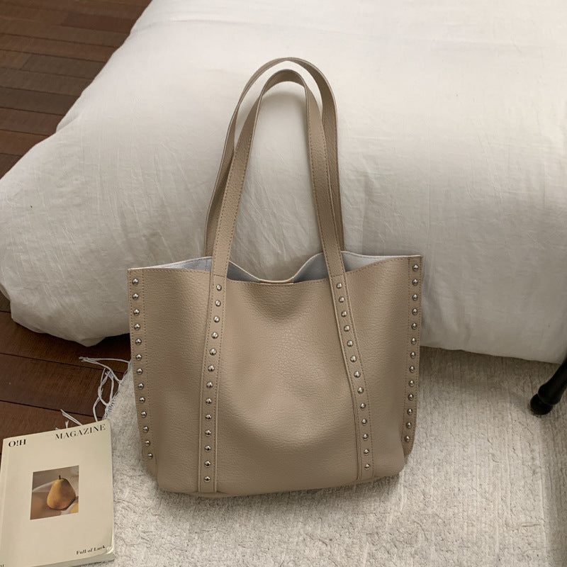 Stylische genoppte Leder Tote Bag