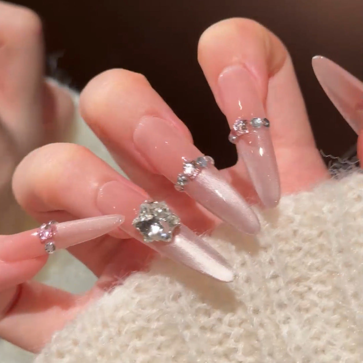Glamouröse mit Strass veredelte Nagelverlängerungen Brehn