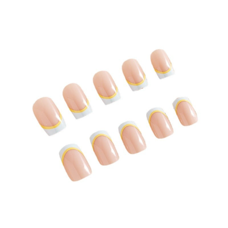 Kunstnagelset mit kreativen floralen Designs und elegantem French-Finish Brehn