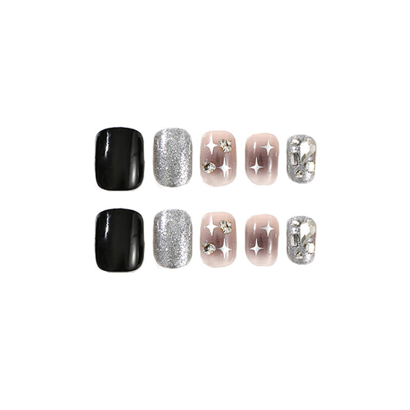 Elegante Nagelkunst mit Glitzer und Sternenmotiven Brehn