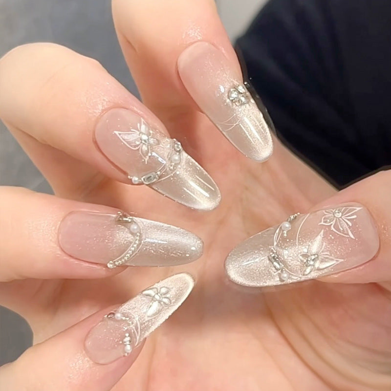 Elegante Press-On Nagelkunst mit floralen Verzierungen Brehn