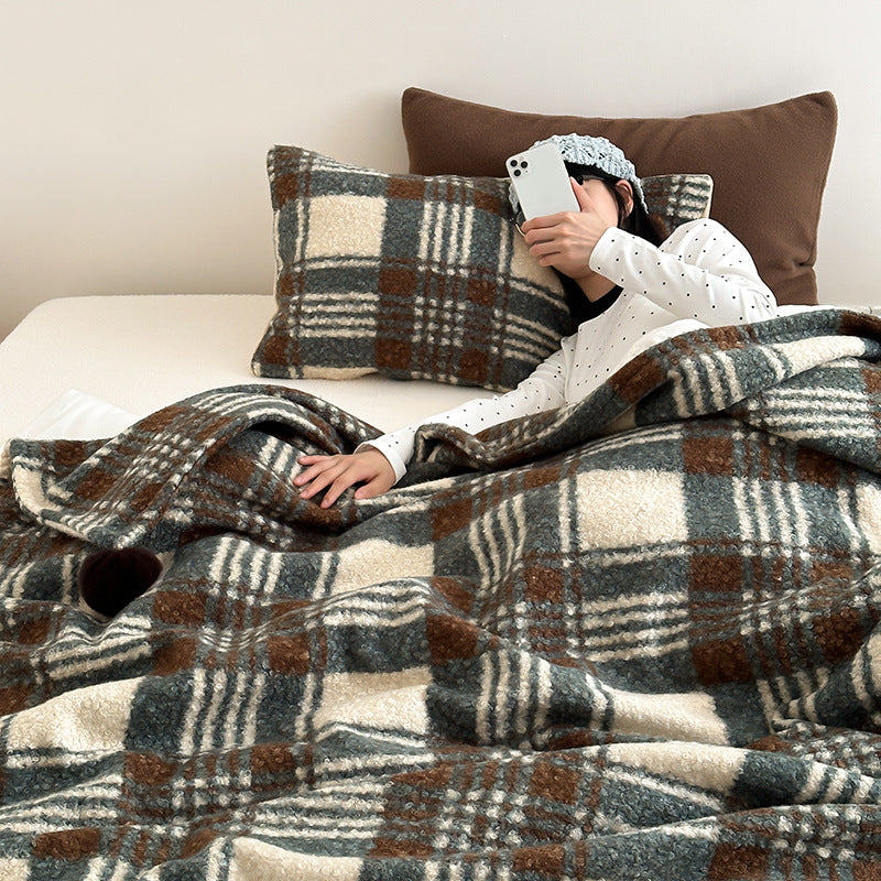 Kuscheldecke mit kariertem Muster und Bommelverzierung Brehn