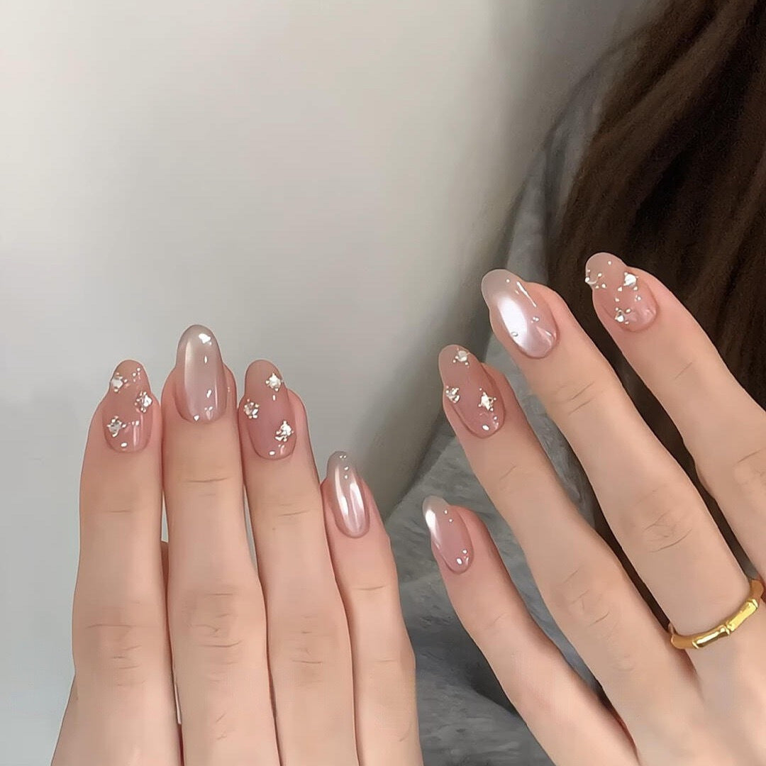 Glamouröse Kunstnägel mit Schimmerndem Effekt und Eleganten Strassdetails Brehn