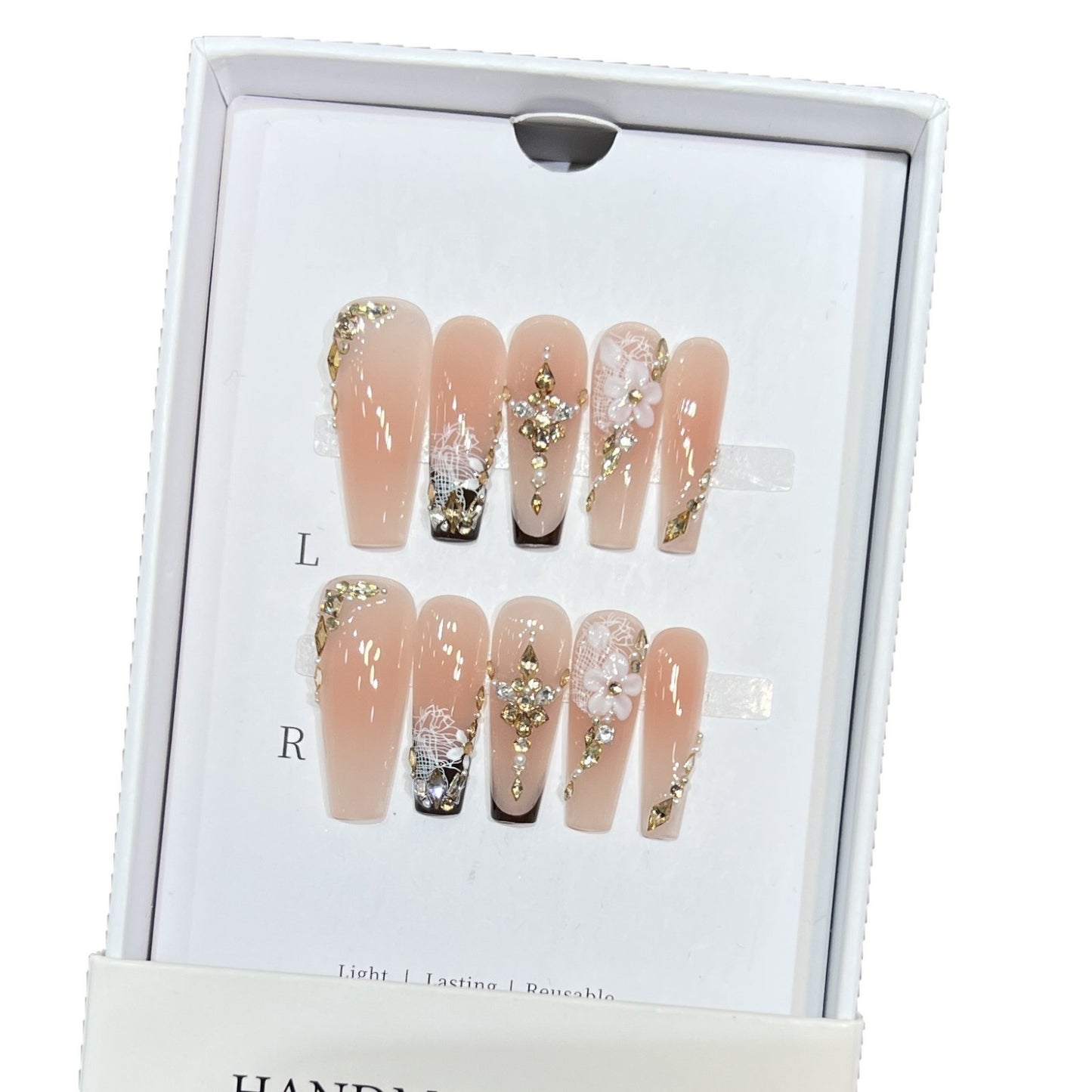 Künstlerisches wiederverwendbares Press-On-Nagelset mit floralen und goldenen Akzenten Brehn