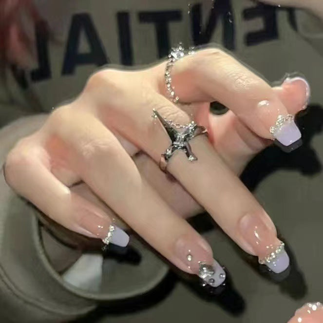 Kunstvolle Nagelgestaltung mit Glitzer-Detail Brehn