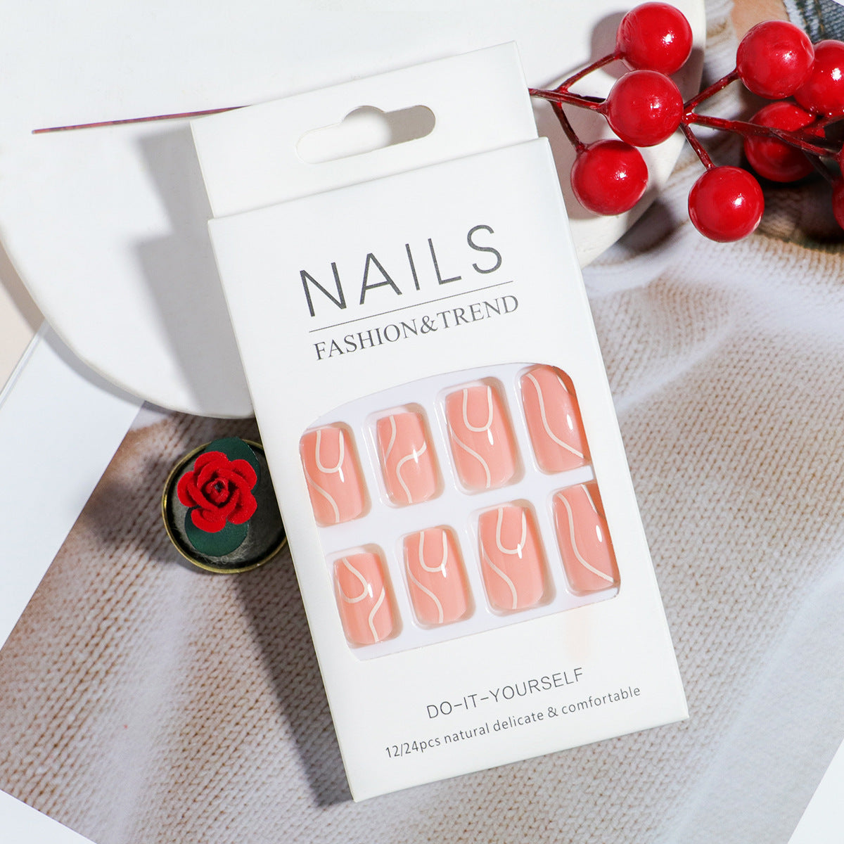 Elegantes Press-On-Nageldesign mit kunstvollem weißen Wirbel Brehn
