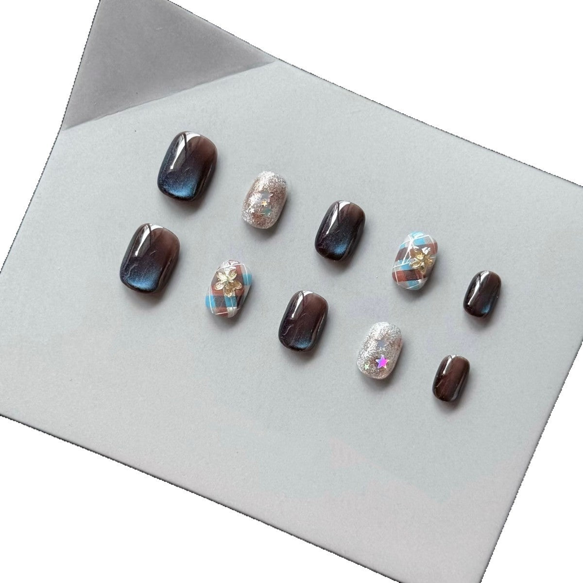 Dekoratives Press-On-Nagelset mit glamourösem Glitzer und floralen Designs