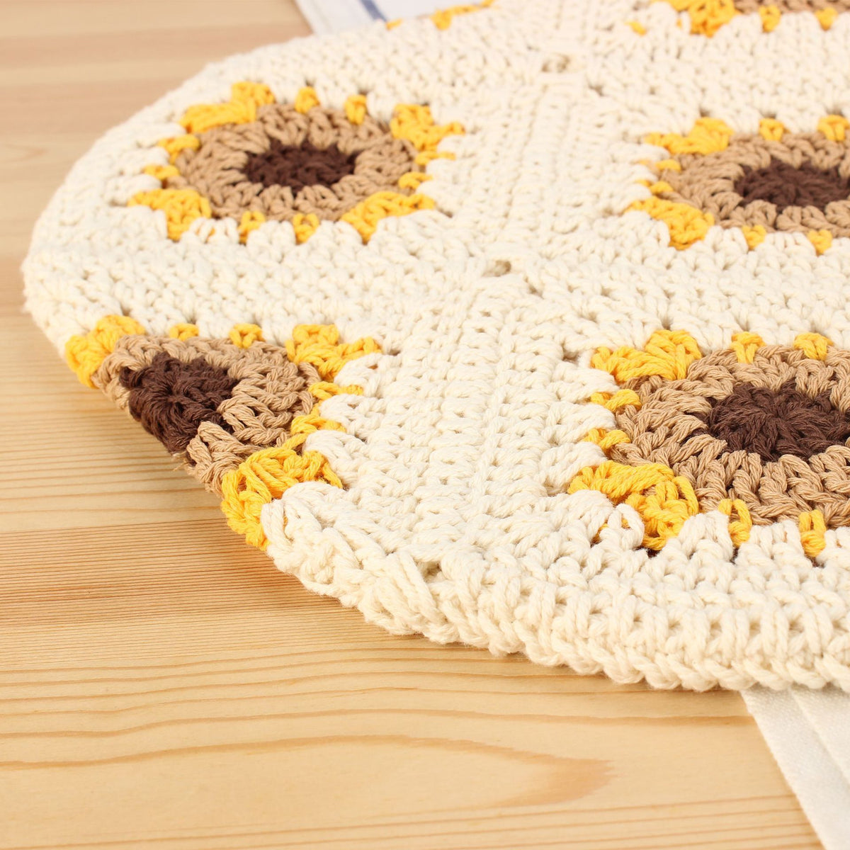 Handgeknüpfte Tragetasche mit Floralen Häkelmotiven Brehn
