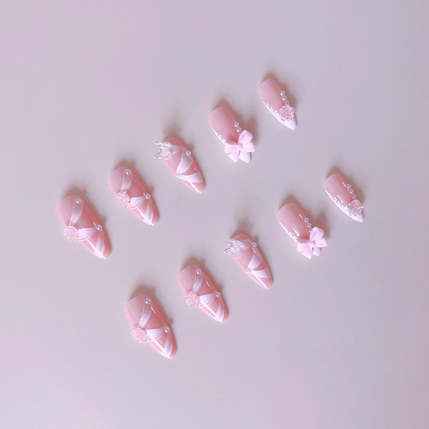 Kunstnagelset mit romantischen 3D-Blüten- und Schleifenverzierungen Brehn