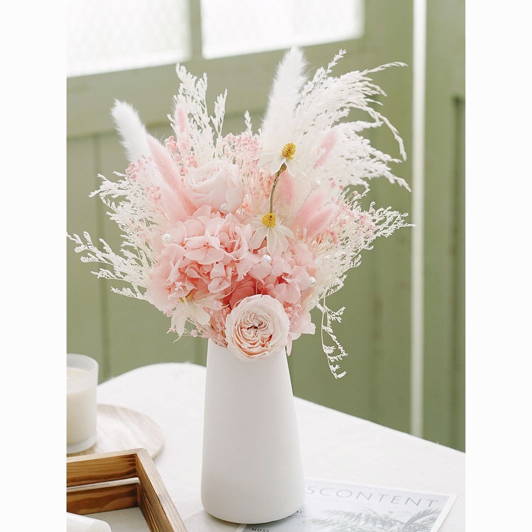 Elegante Trockenblumenstraußarrangement