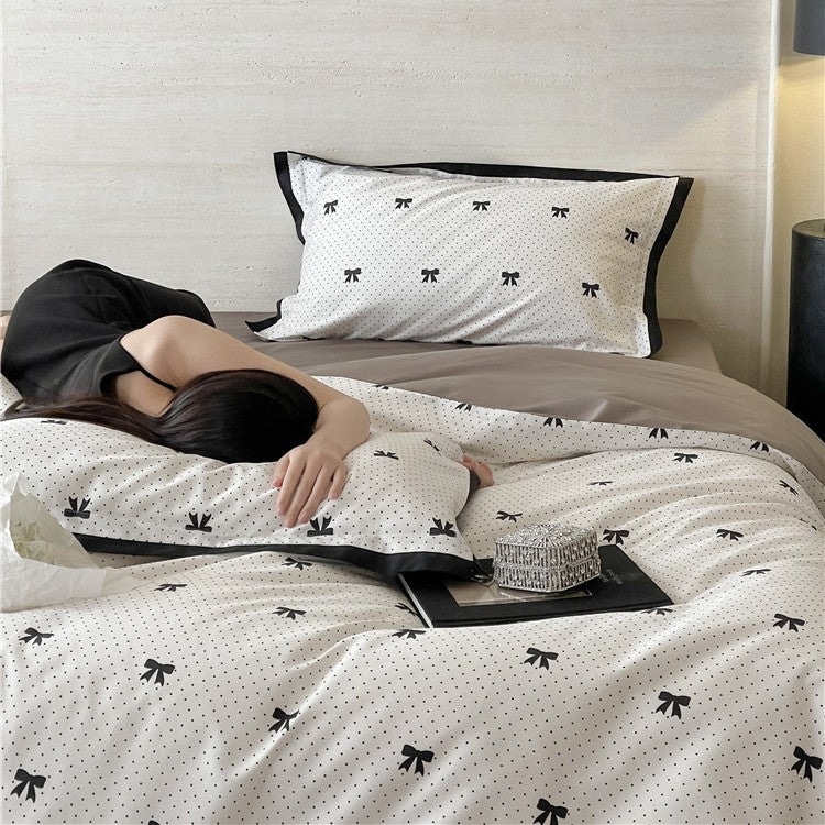 Luxuriöses Baumwollsatin-Bettwäsche-Set mit Schmetterlingsmotiv und kontrastierter Rahmenkante
