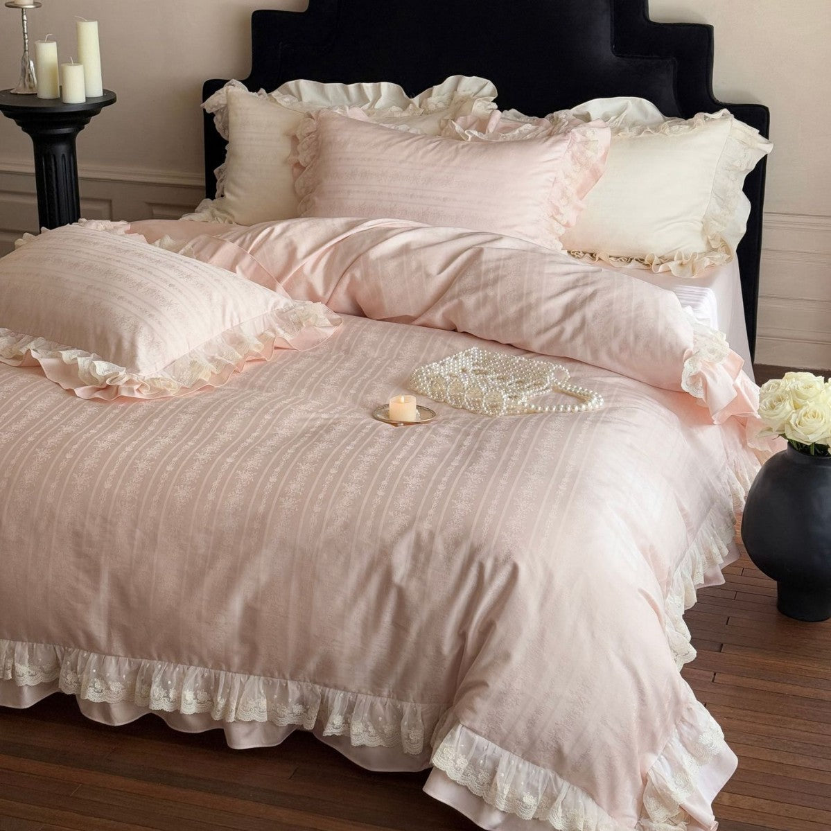Bettwäschegarnitur aus Baumwollsatin mit Spitzenvolant und zarter Jacquardstreifenstruktur