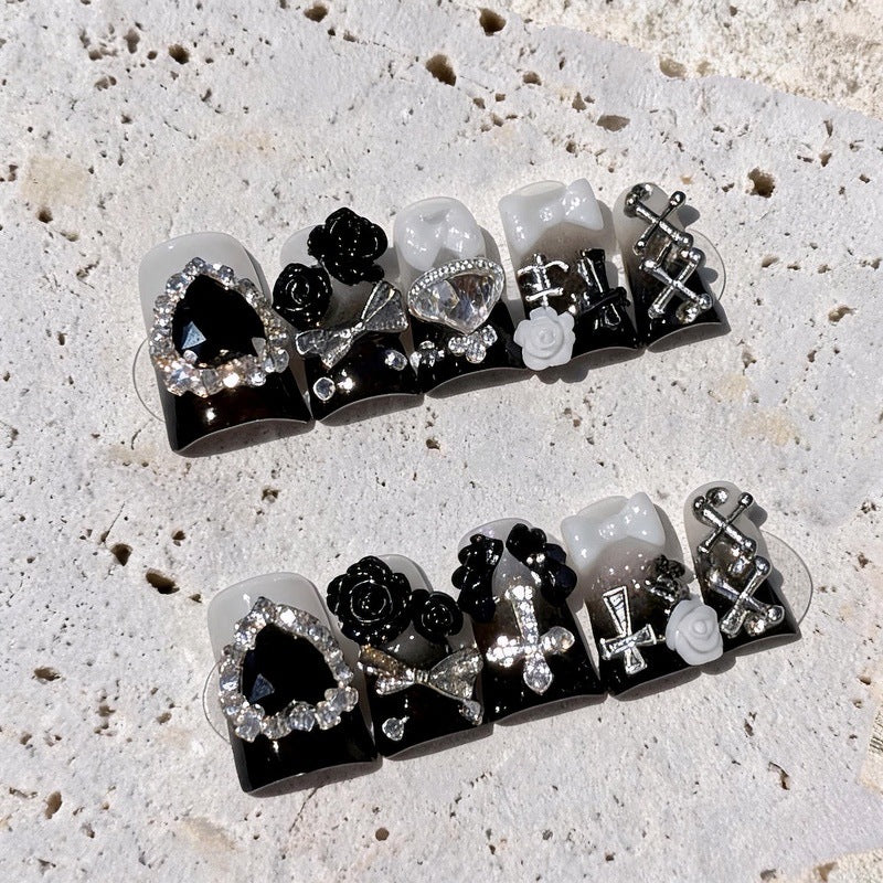 Stilvolle von Gothic inspirierte Nagelkunst-Tipps