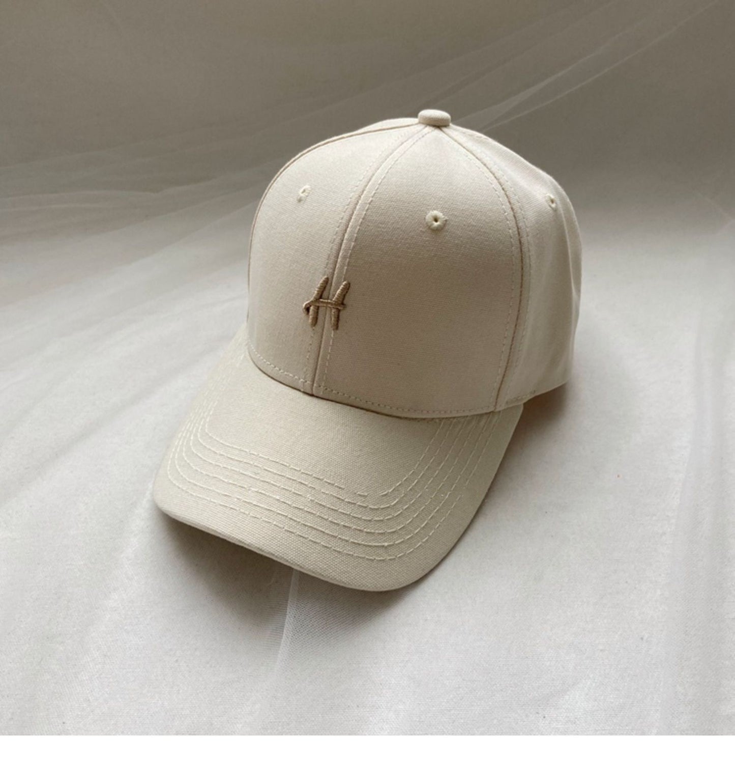 Minimalistische bestickte Mütze