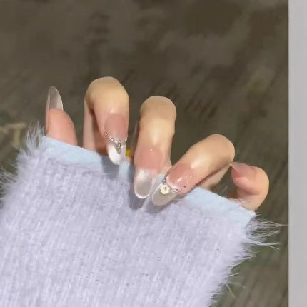Premium Glänzende Nageltips mit Herzakzenten Brehn