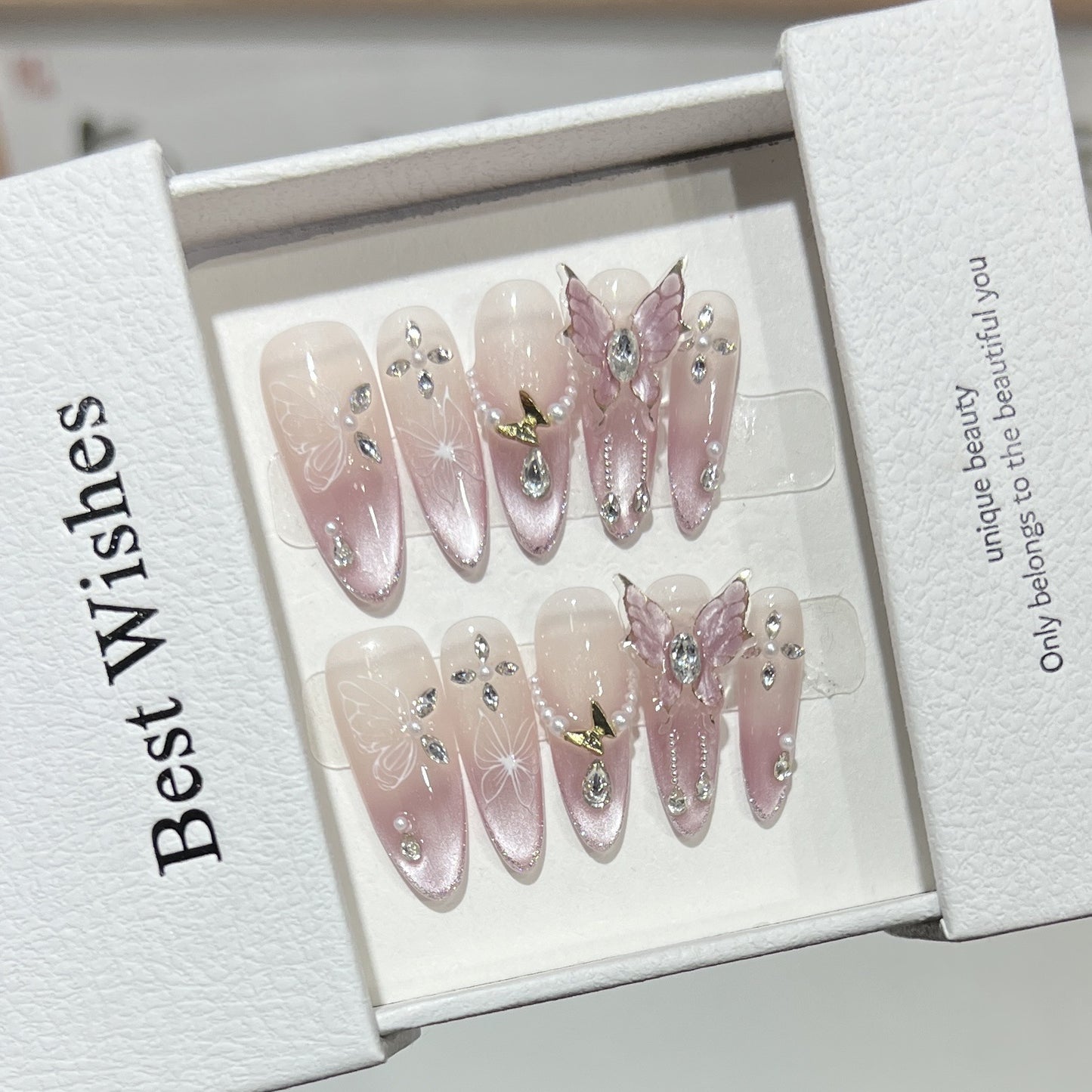 Künstlerisches Stiletto Press-On Nageldesign-Set mit Schmetterlings- und Edelsteinakzenten Brehn