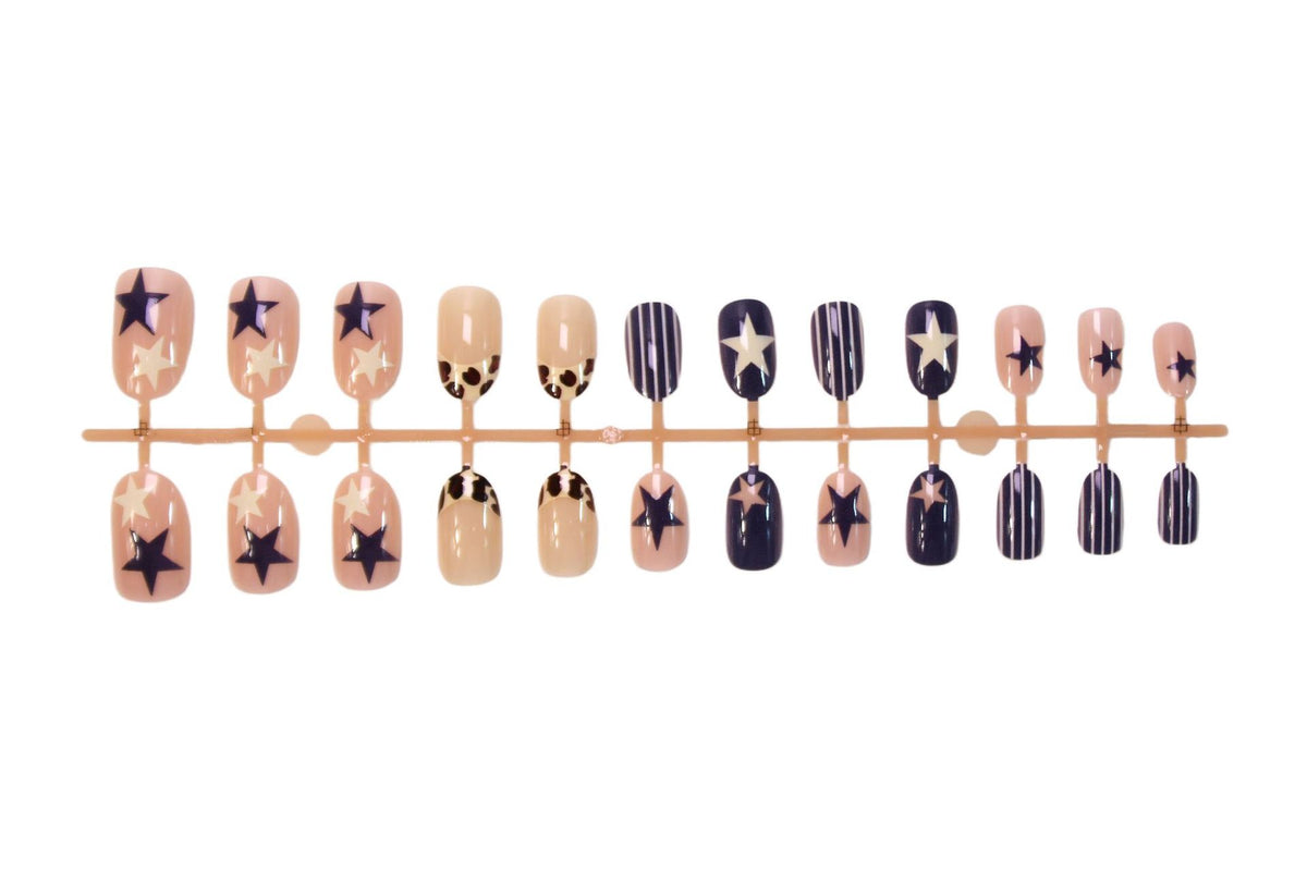 Kunstnagelset mit zarten Rosenakzenten Brehn
