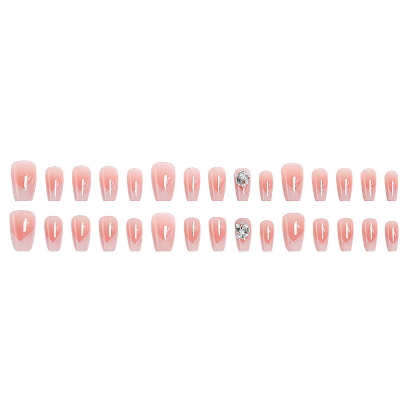 Kunstnagelset mit filigranen Spitzendesigns und glamourösen Strassakzenten Brehn