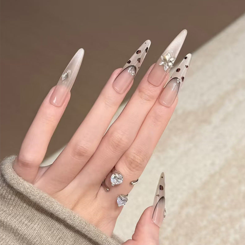 Künstlerische Stiletto Press-On Nägel mit Schmuckstein und dekorativen Akzenten Brehn