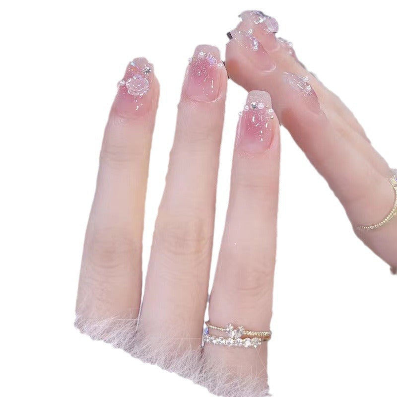 Glamouröse Nagelkunst mit Strass- und Perlenakzenten Brehn