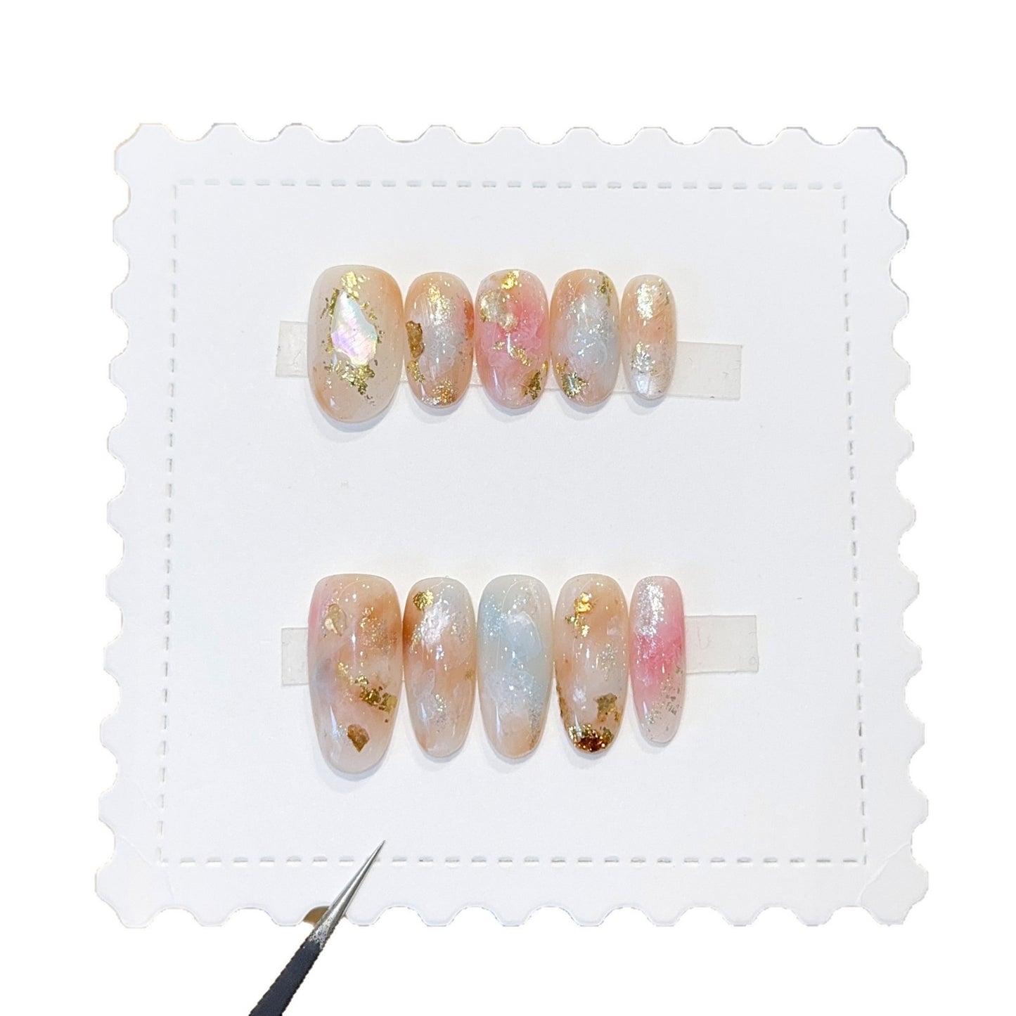 Kunstnägel mit Glamouriösen Metallic-Details und Funkelndem Design Brehn