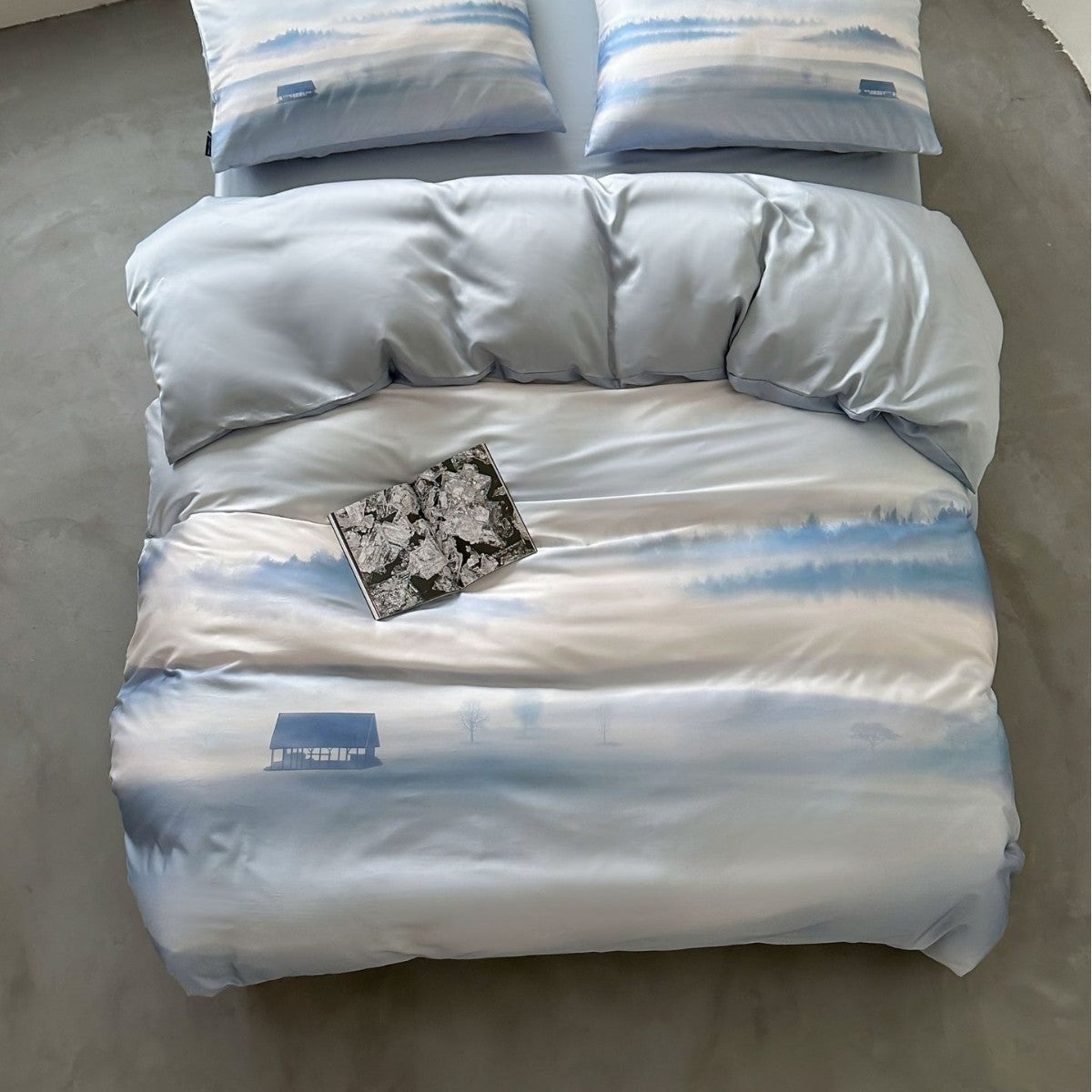 Modernes gestreiftes Bettwäscheset aus Baumwollsatin mit handgezeichneten Streifen und Kontrastpaspel