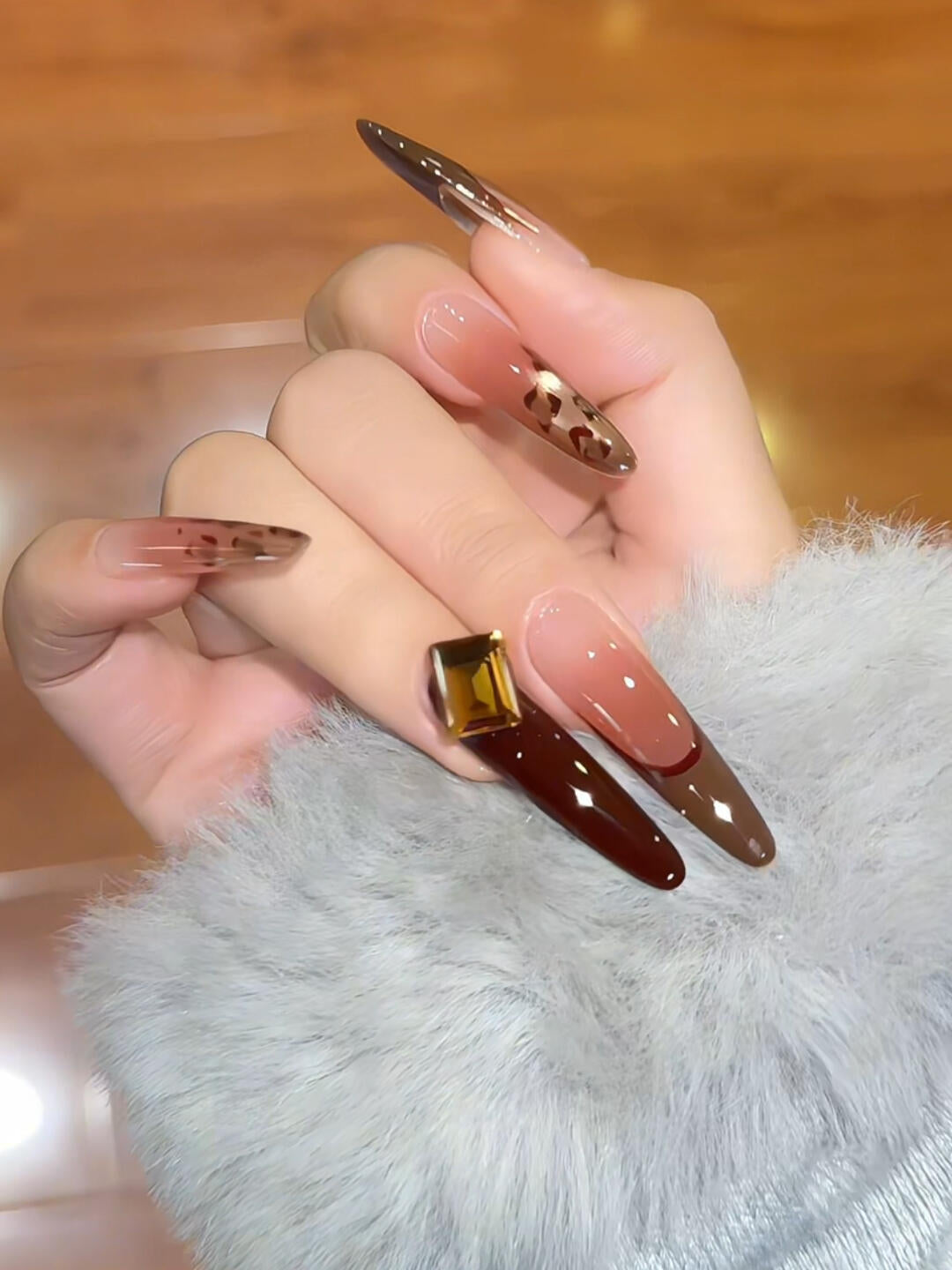 Kunstnägel mit Elegantem Glitzer- und Goldakzentdesign Brehn