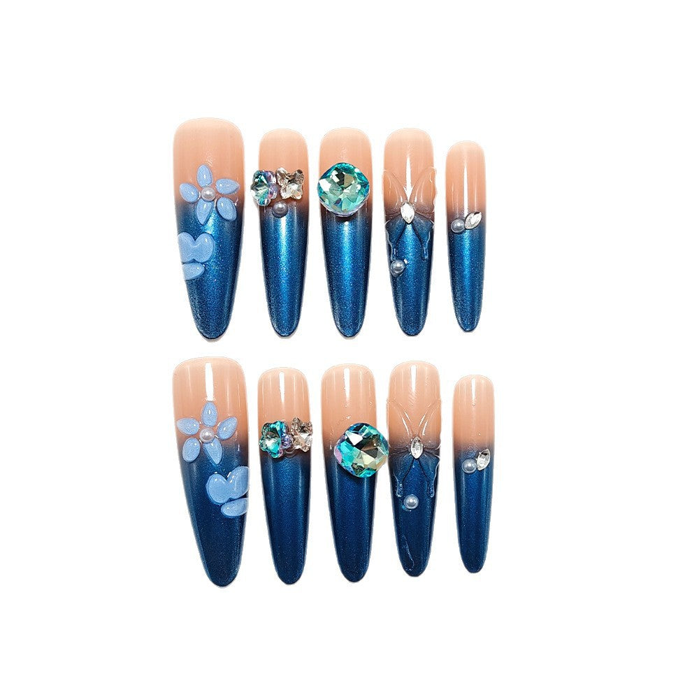Kunstnägel mit einem eleganten Glitzer- und Blumen-Design Brehn