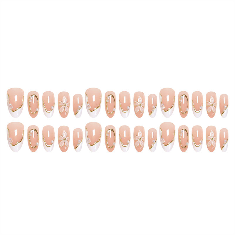 Kunstvolle Nagelspitzen mit elegantem Perlendesign Brehn