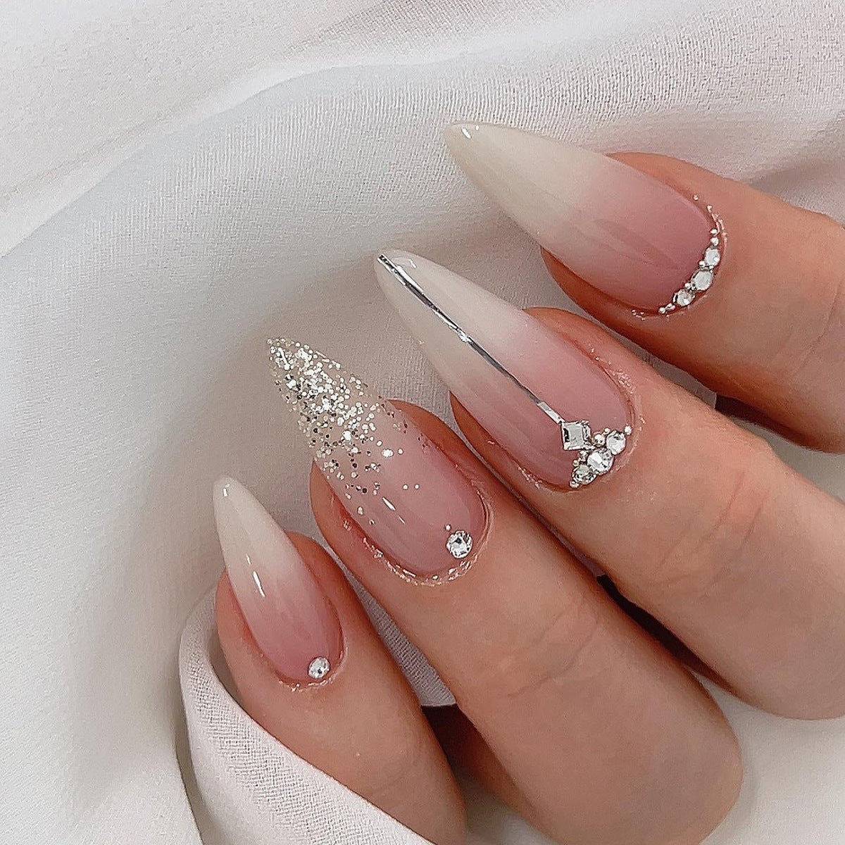 Glamouröse Stiletto-Nägel mit Glitzer- und Strass-Akzenten Brehn
