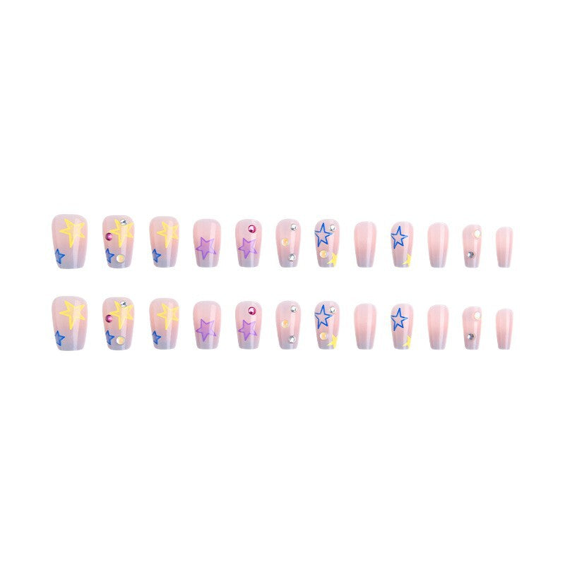 Kunstnagelset mit eleganten blühenden Verzierungen und zartem Ombre-Effekt Brehn