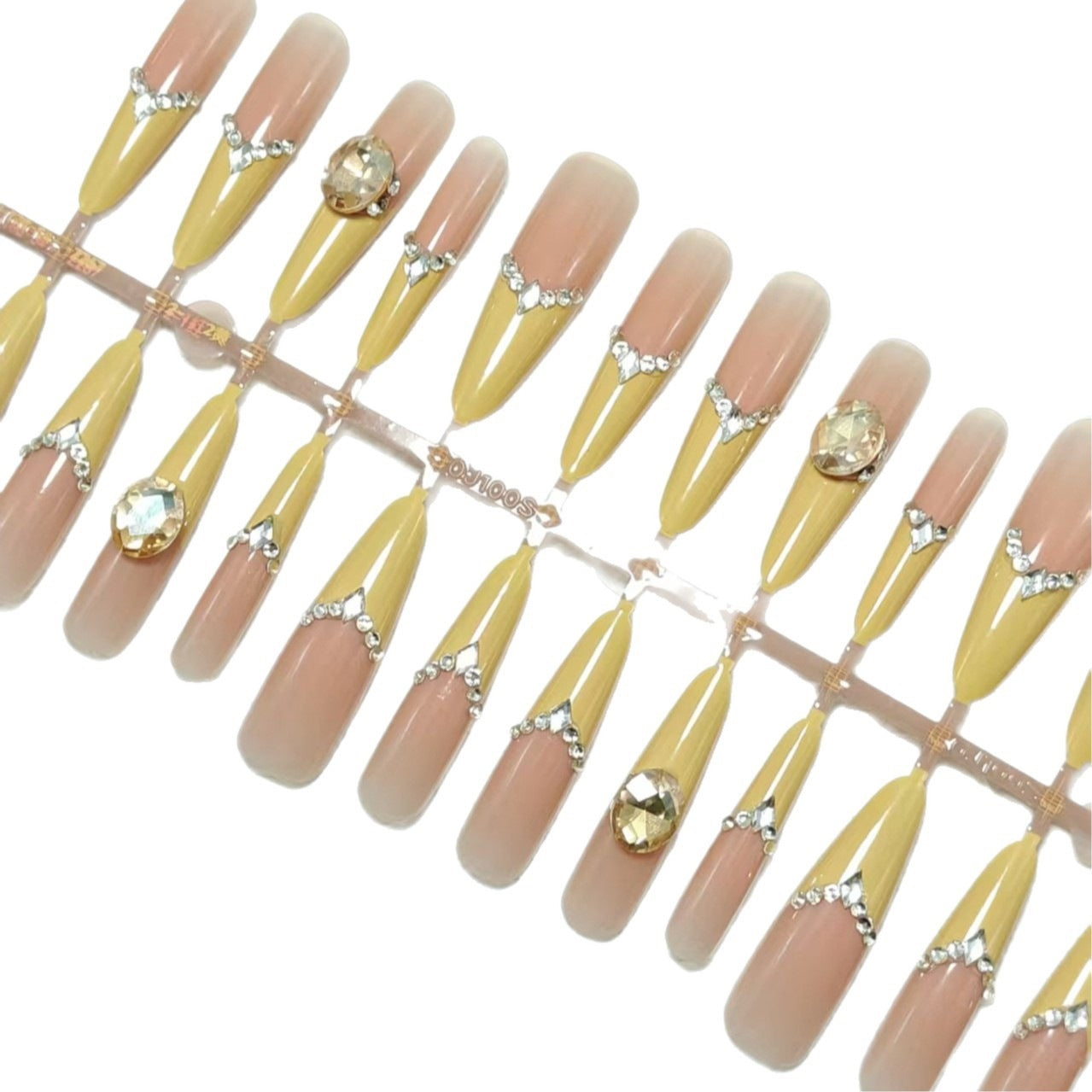 Kunstnägel mit eleganten 3D-Applikationen und Glitzer Brehn
