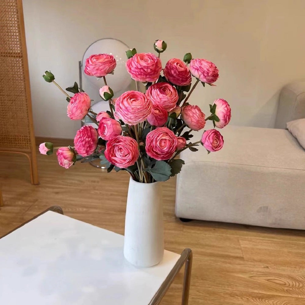 Lebensechte Ranunkel Blumenarrangement
