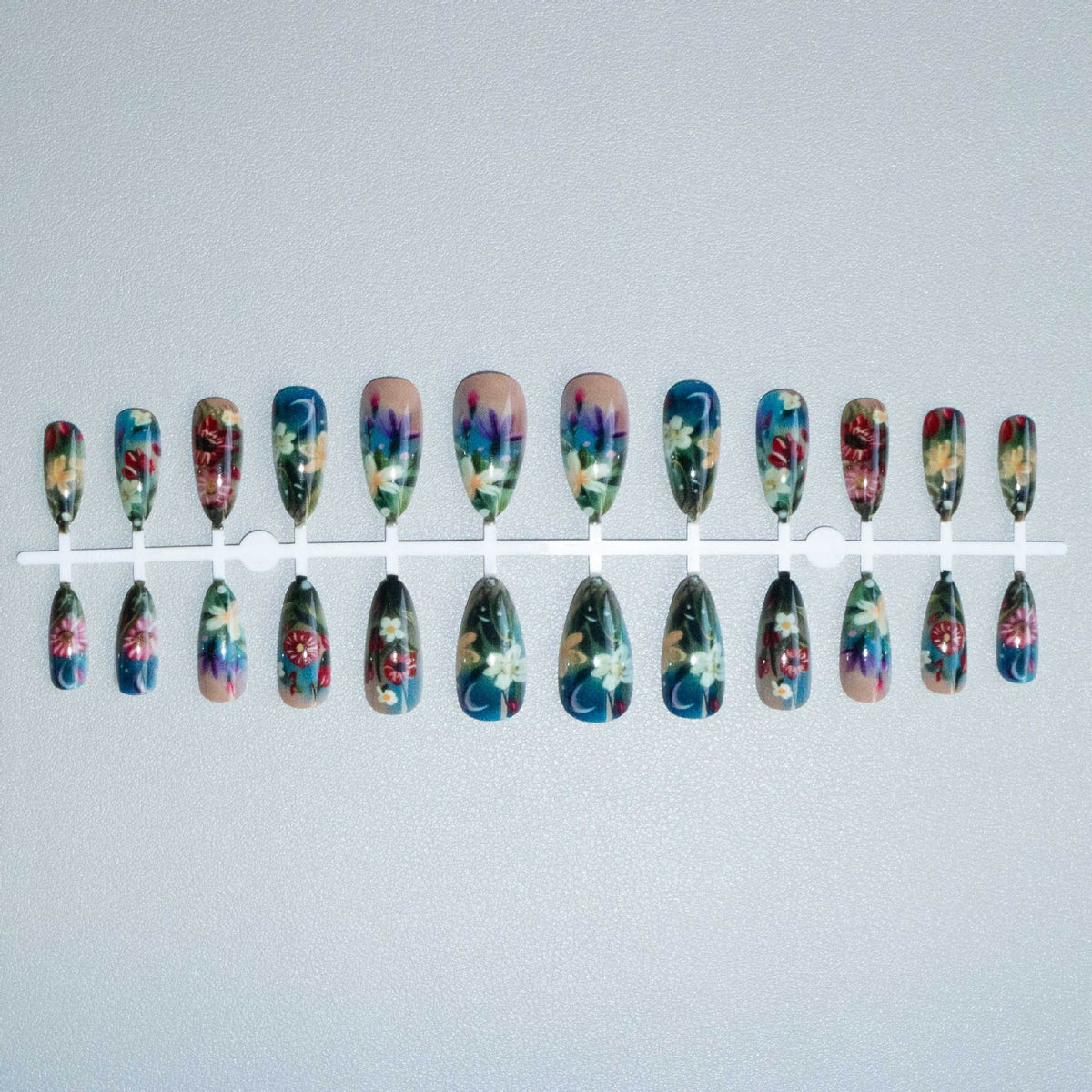 Künstlerisches Floral-Nageldesign-Set