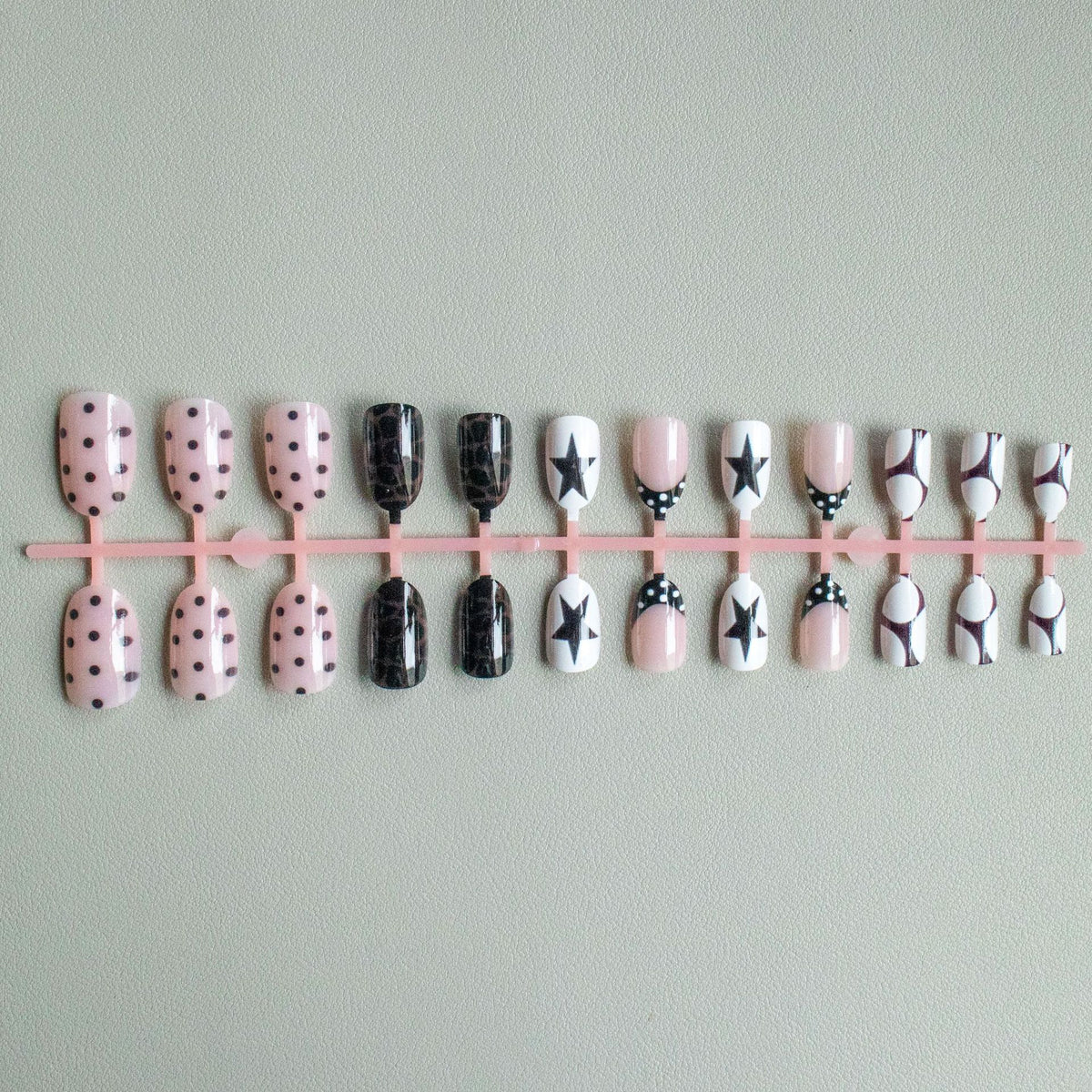 Künstlerisches Nail Art Set mit geometrischen Mustern