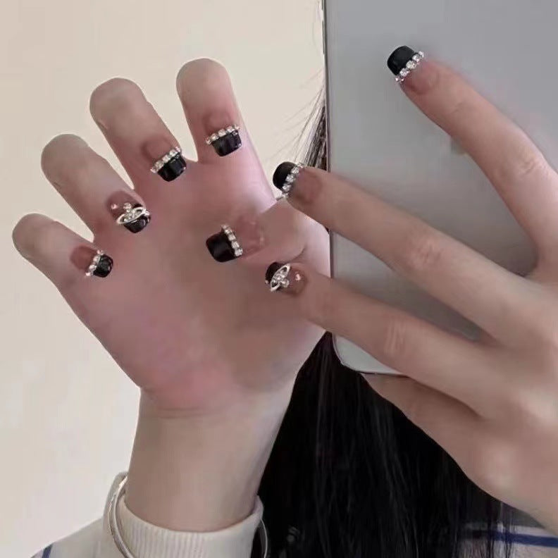 Glamouröse Nagelkunst mit Strass-Verzierungen Brehn