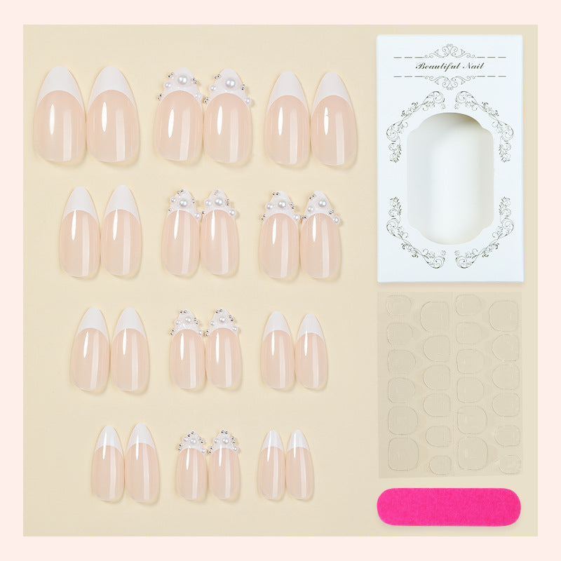 Elegantes Press-On-Nagelset mit perlmuttfarbenen Akzenten Brehn