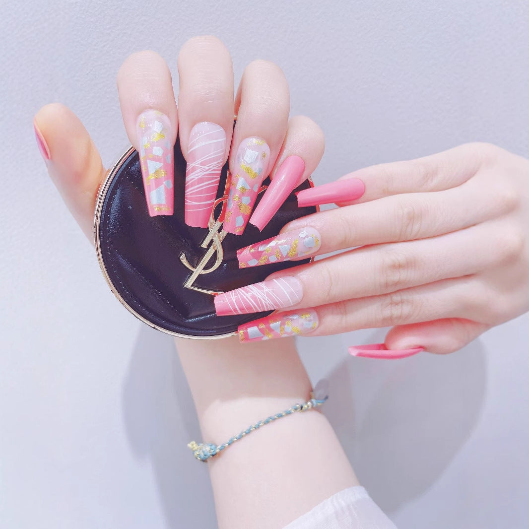Kunstnagelset mit glitzernden Akzenten und trendigem Design Brehn