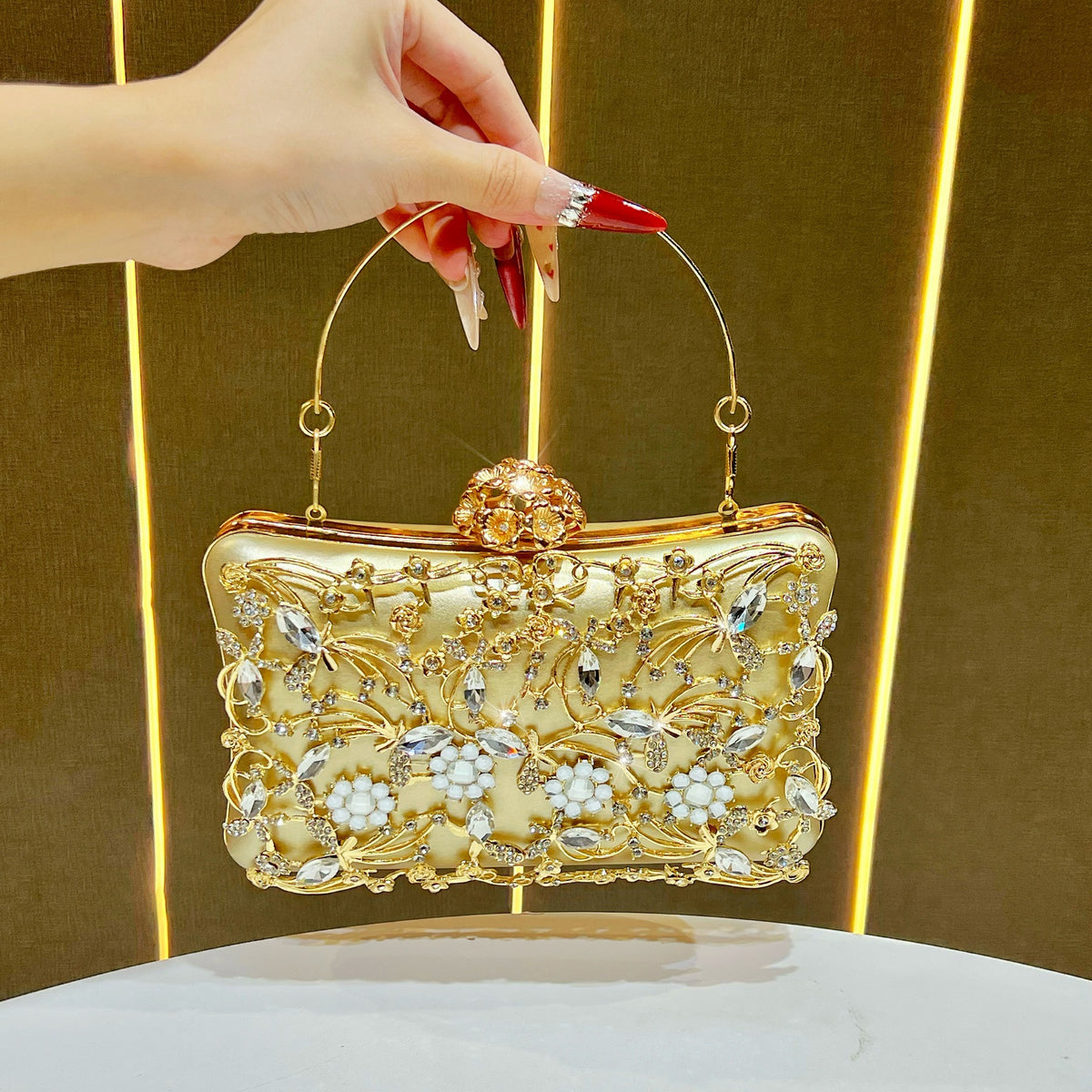 Luxuriöse mit Blumen verzierte Abendtasche