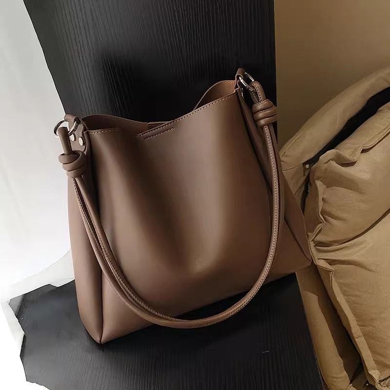 Schlanke Minimalistische Schultertasche Brehn