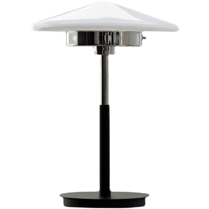 Moderne Minimalistische Tischlampe mit geometrischem Schirm