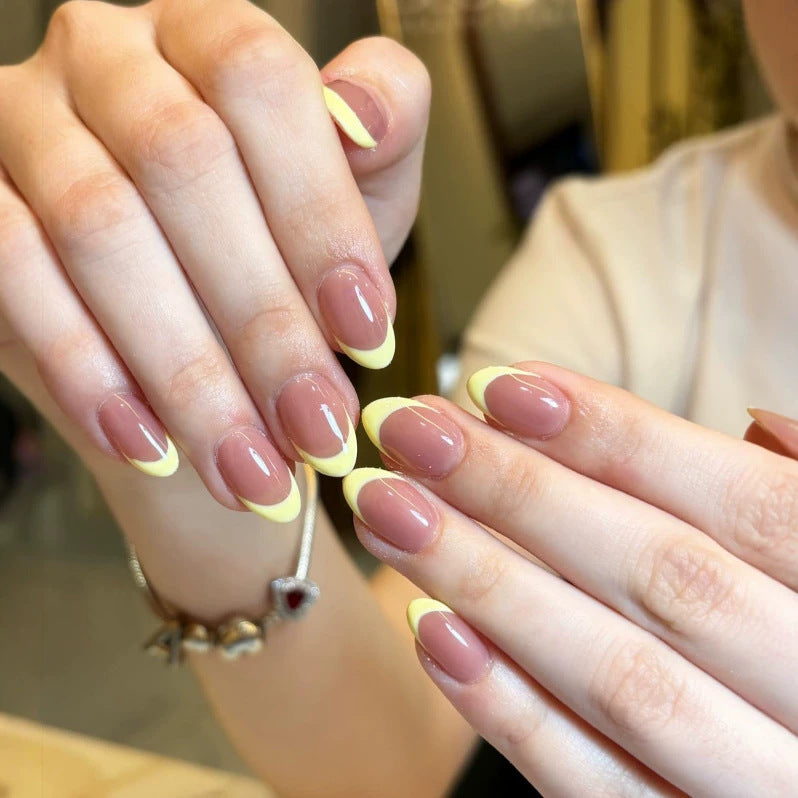 Französisches Tipp Press-On Nagelset mit dekorativen gelben Akzenten Brehn