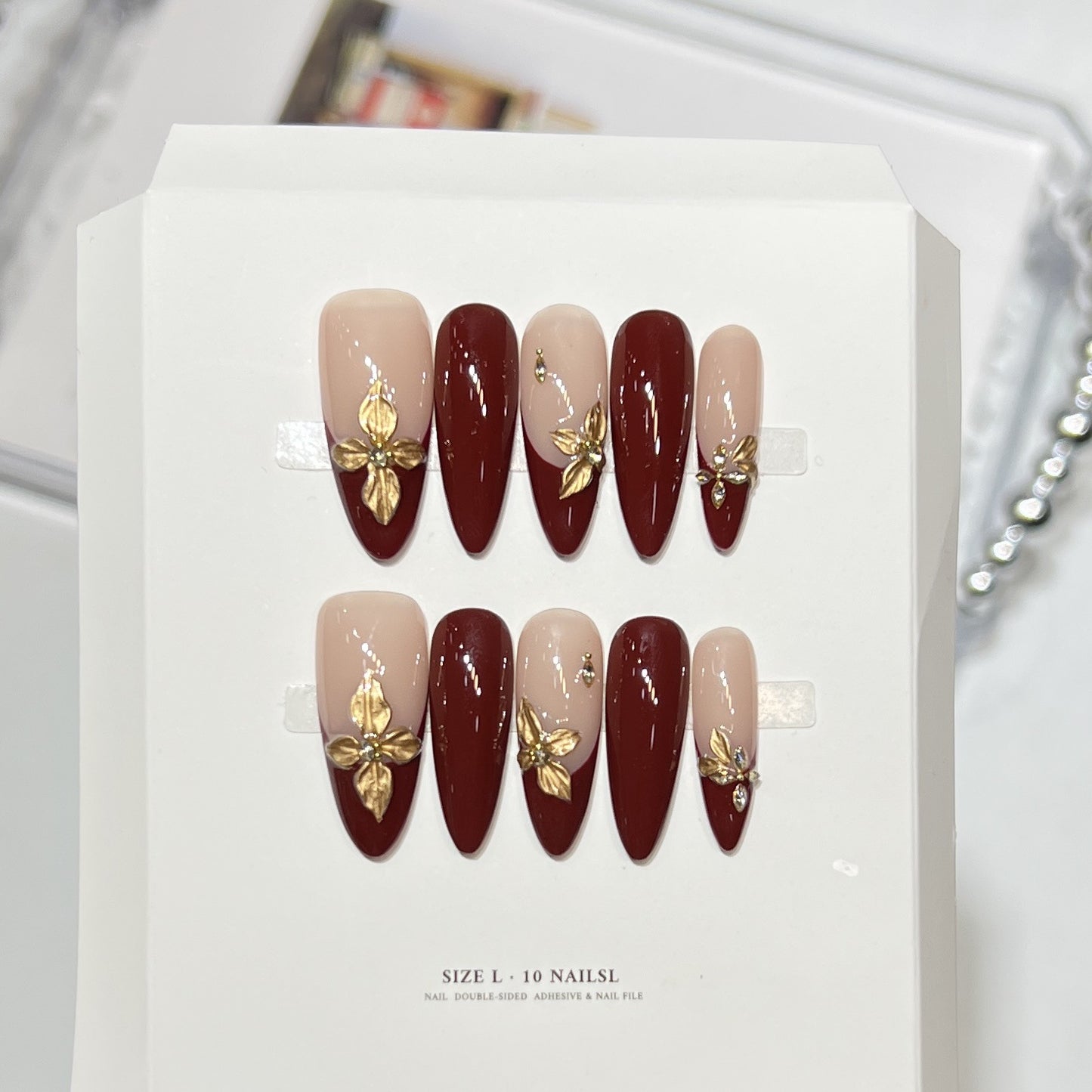 Premium Press-On Nail Art Set mit elegantem Herz- und Blattdesign Brehn