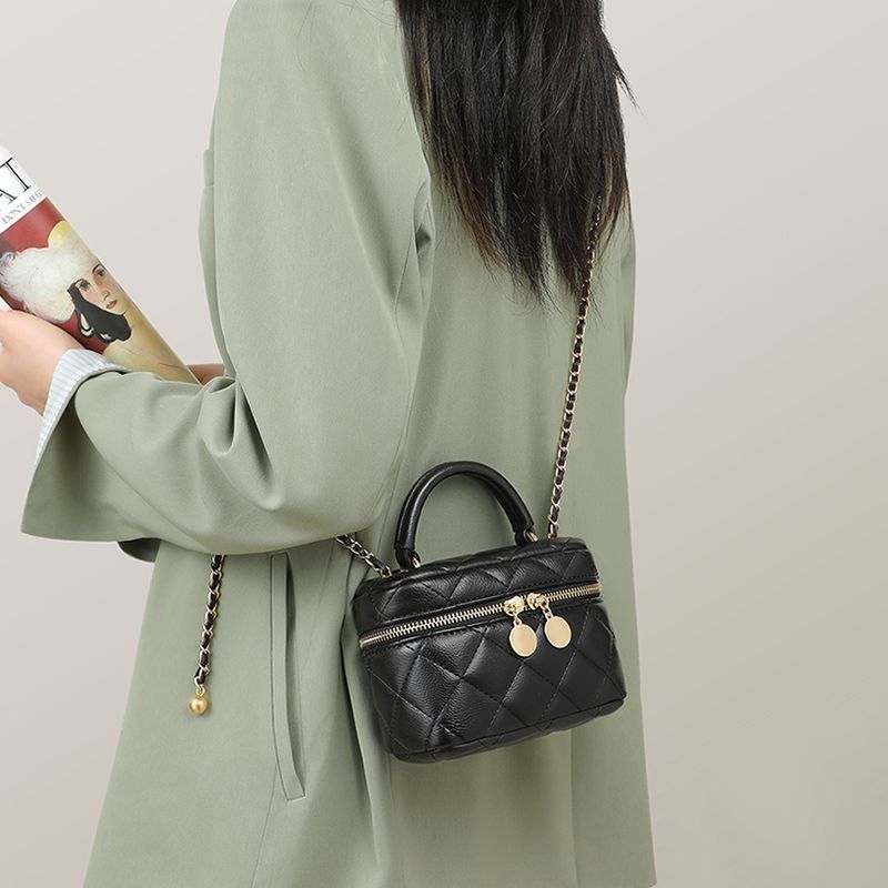 Gepolsterte Mini Kettenhandtasche Brehn