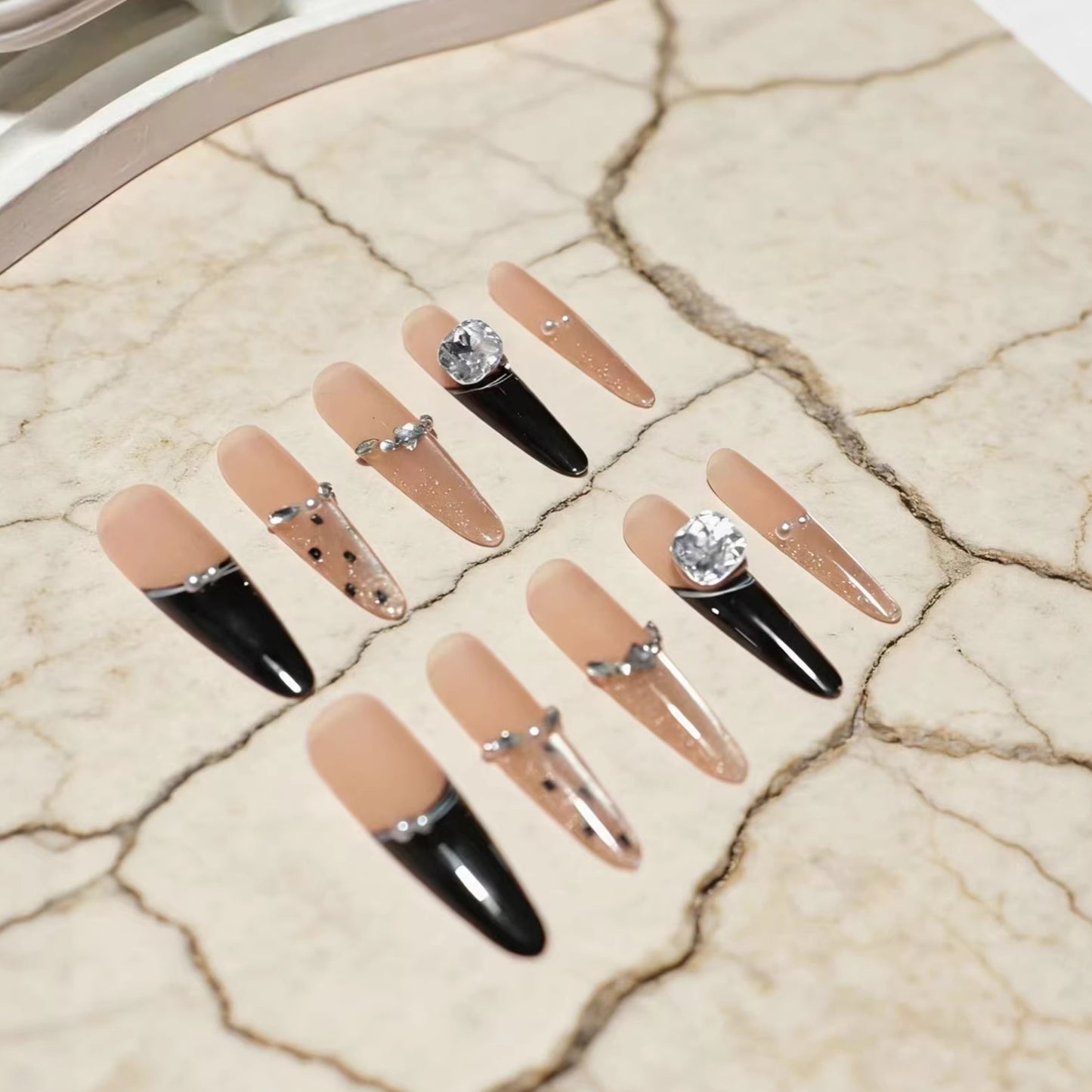 Künstlerische mit Strass veredelte Stiletto Press-On Nagelkunst Brehn