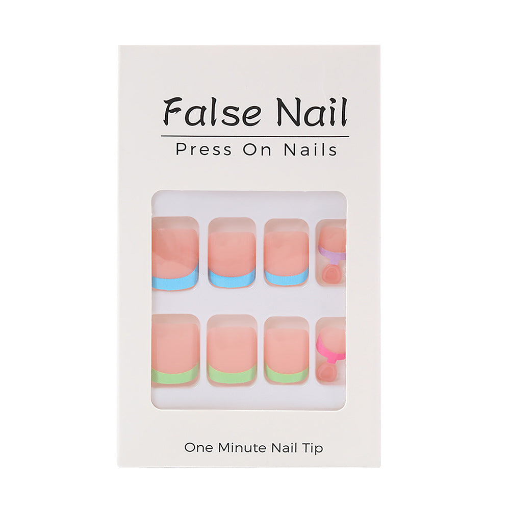 Kreatives Nagelset mit bunten Kunstnägeln Brehn