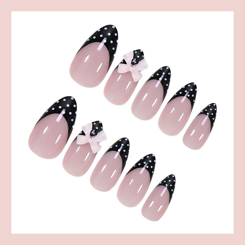 Kunstnagelset mit glamourösen Schwarz-Weiß-Punktakzenten Brehn
