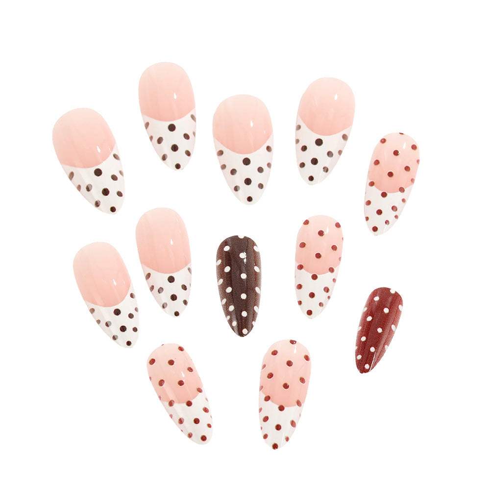 Kreative Kunstnägel im modernen Polka-Dot-Design Brehn