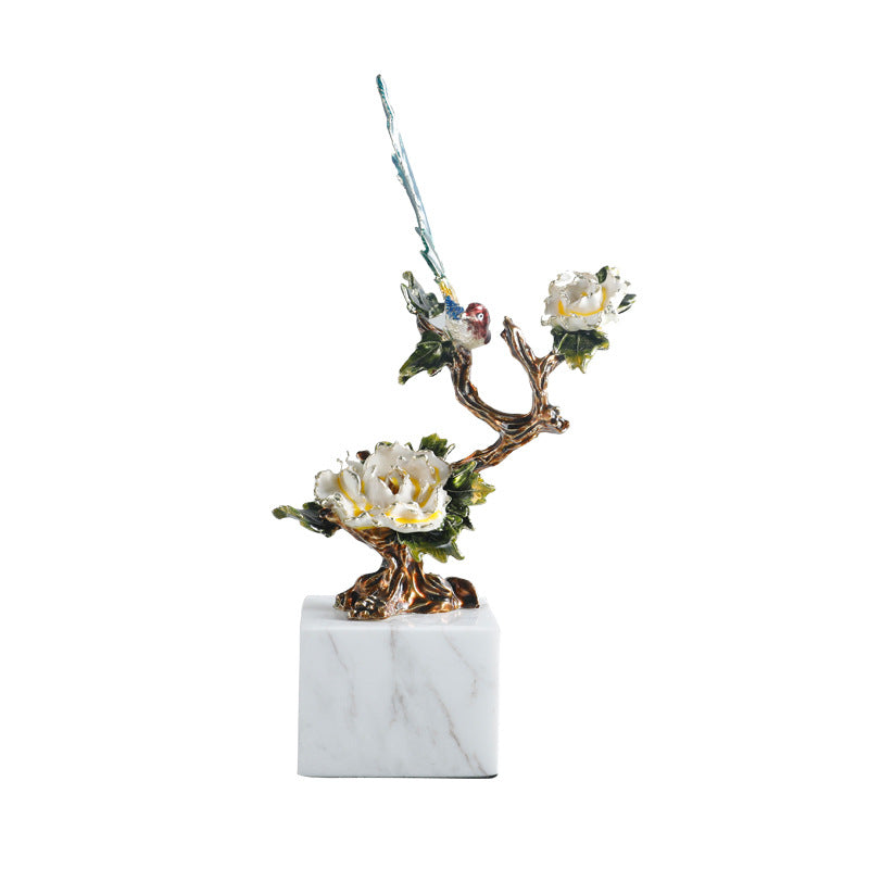 Zierliche Vogel- und Blumenskulptur