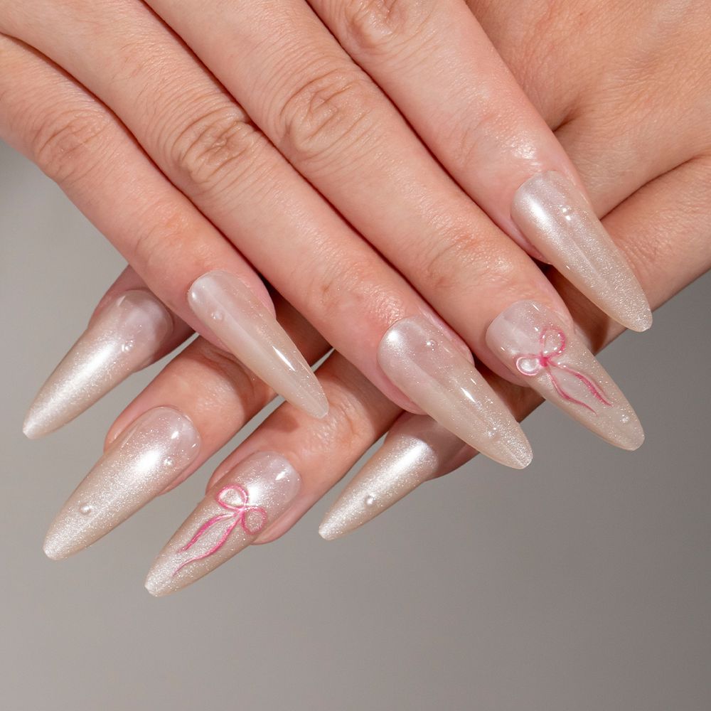 Elegantes Stiletto Press-On Nagelset mit Schleifenakzenten Brehn